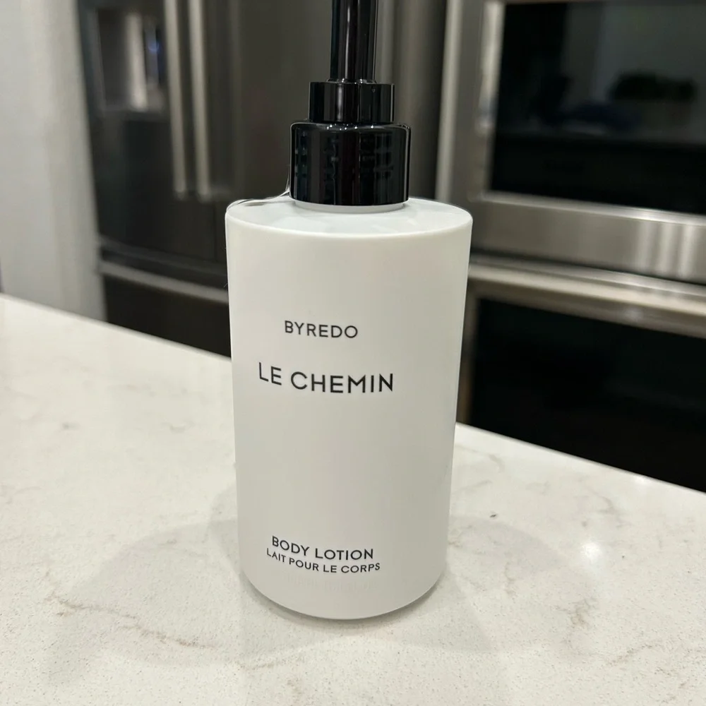 Byredo Le Chemin Body Lotion - White and Black Accents - Picture 2 of 3